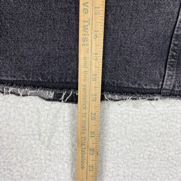 Levi's Jacket Womens M‎ Black Denim Cropped Trucker Raw Edges Collarless Fade - Picture 16 of 16